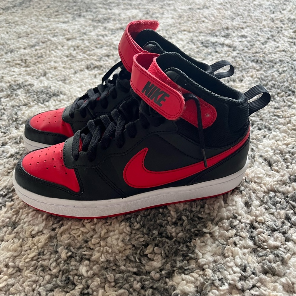 Nike Kids Sneaker Size 5.5.